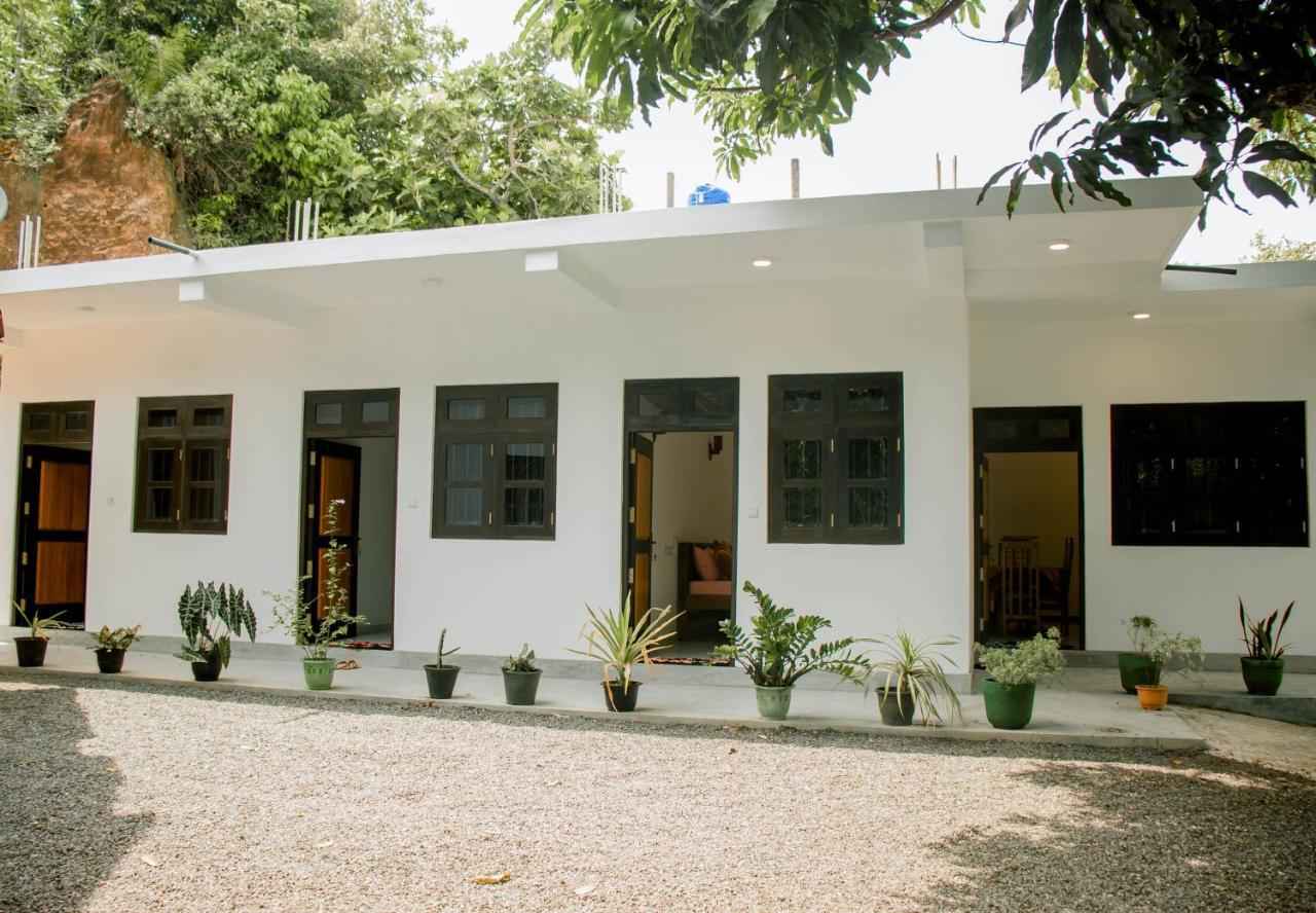 Hotel Navodya Guest Mirissa Esterno foto